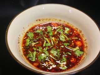 9、凉拌生瓜,生抽，醋，料酒，红油全部一比一调制加入小米椒和姜蒜末