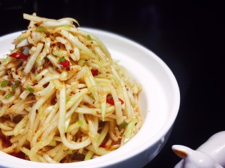 11、凉拌生瓜,倒入大容器的生瓜丝中扮均匀，装盘。