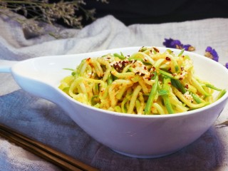 12、凉拌生瓜,如果怕辣，可以减少辣椒的放入量，口感更清爽。