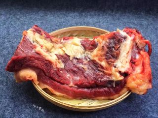 1、红烧牛肉面,要想做出一碗好吃的红烧牛肉面，选择好材料非常关键，新鲜牛腩2斤。