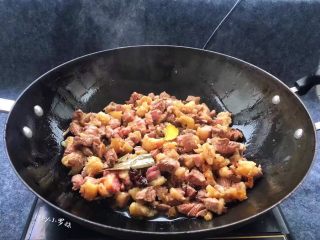 8、红烧牛肉面,牛肉倒入锅中翻炒片刻