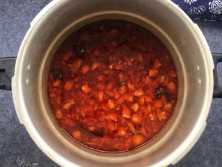 13、红烧牛肉面,收汁的牛肉倒入高压锅中，添加适量清水、待高压锅上气压大概15分钟就可以关火 ，牛肉继续在锅中焖30分钟。个人比较喜欢用高压锅煮牛肉，牛腩筋多，需要烹煮时间过长，用高压锅方便快捷，不用担心影响味道与口感，添加凉水，莫过牛肉表面就差不多了，可以稍稍多放点水，牛肉汤舀放面汤里，也特别好吃，也不能过多，水多煮的牛肉味道会有所改变。