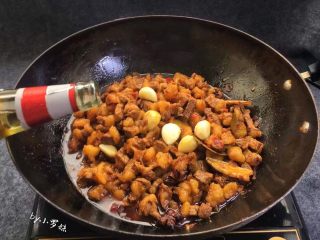 10、红烧牛肉面,翻炒几分钟后，剥好的蒜瓣放入锅中，500毫升啤酒一瓶倒入锅里，添加啤酒可以提味，去除牛肉中的腥味、添加了啤酒烹煮的牛肉，香气浓郁哦！
