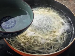 16、红烧牛肉面,锅中烧水，添加一点盐、水开后放面条，用筷子慢慢打散面条，煮几分钟看到面条表明透明，添加一小碗凉水继续煮至水开就可以了。ps:水里添加盐和凉水使得面更筋道！