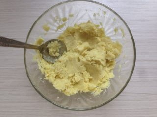 3、红薯汤圆,用汤匙将红薯压成泥