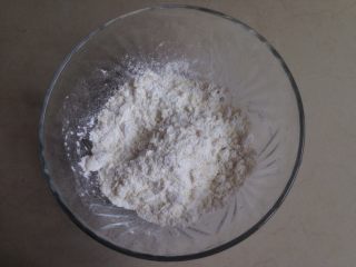 5、红薯汤圆,先将红薯和糯米粉混合