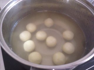 9、红薯汤圆,水煮沸后冰糖融化，放入汤圆