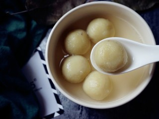 11、红薯汤圆,装在碗里，即可品尝。