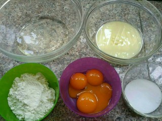 1、枇杷果酱波点蛋糕卷,材料准备，蛋白、蛋黄分离