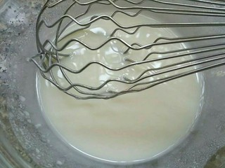 2、枇杷果酱波点蛋糕卷,油和牛奶混合均匀