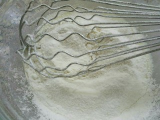 3、枇杷果酱波点蛋糕卷,筛入低筋面粉