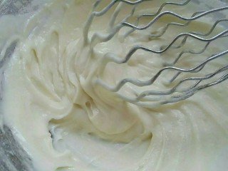 4、枇杷果酱波点蛋糕卷,混合至无干粉