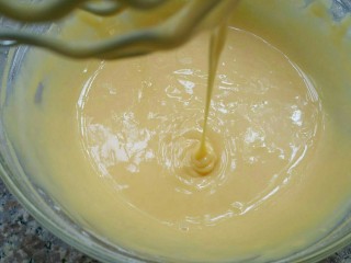 6、枇杷果酱波点蛋糕卷,混合均匀后蛋黄糊的状态