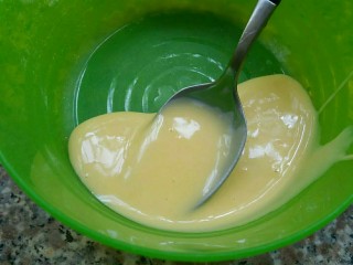 7、枇杷果酱波点蛋糕卷,取一小勺蛋黄糊