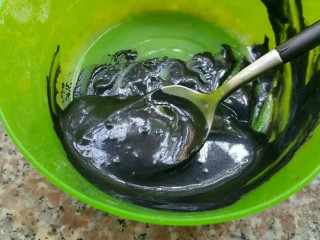 8、枇杷果酱波点蛋糕卷,加入0.5克竹炭粉，拌均匀