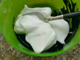 11、枇杷果酱波点蛋糕卷,取两勺蛋白至竹炭糊中