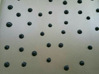 14、枇杷果酱波点蛋糕卷,在烤盘中点上圆点