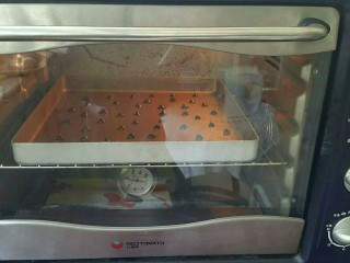 15、枇杷果酱波点蛋糕卷,150度烤2分钟取出放凉