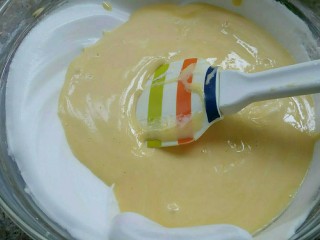 17、枇杷果酱波点蛋糕卷,再把面糊倒入蛋白霜中，用切拌和翻拌的手法混合均匀