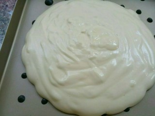 19、枇杷果酱波点蛋糕卷,面糊倒入烤盘中