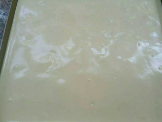 20、枇杷果酱波点蛋糕卷,用刮板抹平，震出大气泡