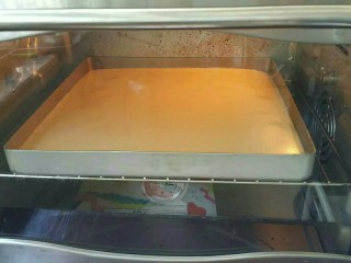 21、枇杷果酱波点蛋糕卷,放入烤箱170度25分钟