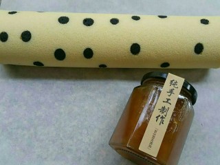 24、枇杷果酱波点蛋糕卷,再在蛋糕面放一张油纸，翻转蛋糕，使有波点的面表下，撕去上面的油纸，抹上自制果酱，卷制好放冰箱冷藏30分钟定型