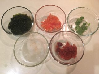 5、五福临门-吃豆腐,海菜芽泡冷水泡发/番茄切丁/香菜留叶/白萝卜磨泥/酸梅去籽捣泥