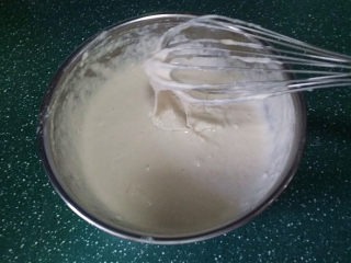 1、#懒人料理#番茄鸡蛋疙瘩汤,食盐、面粉倒入盆中，再加适量清水，用蛋抽搅拌成可流淌状面糊