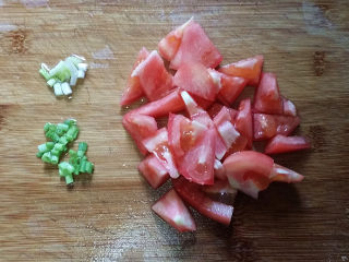 2、#懒人料理#番茄鸡蛋疙瘩汤,番茄、香葱：洗净切好