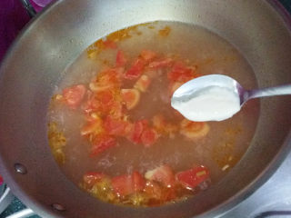 4、#懒人料理#番茄鸡蛋疙瘩汤,再不断用调羹挖取少许面糊丢至汤中、不要搅动