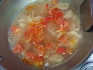 5、#懒人料理#番茄鸡蛋疙瘩汤,待面糊变色凝固、就变成一个个小面疙瘩了，此时再用锅馋沿锅边轻轻推动面疙瘩、以防互相粘连和粘锅