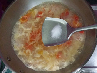 6、#懒人料理#番茄鸡蛋疙瘩汤,加盖大火、像煮饺子一样、待面疙瘩浮起后加食盐调味