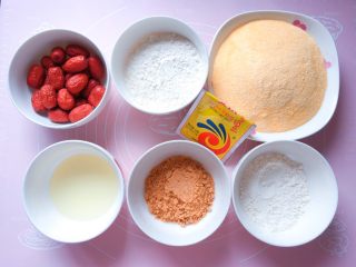 1、玉米面红枣包,准备好所需食材。
