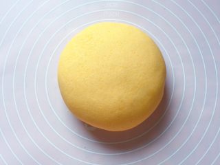 5、玉米面红枣包,再用手和成软硬适中的面团，盖上保鲜膜放温暖处发酵至2倍大。