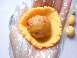 13、玉米面红枣包,取一个面团捏成一个小碗状，然后放上一个红枣馅料。