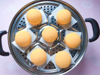 15、玉米面红枣包,依法做好所有的玉米面红枣包，放入蒸锅中，盖上锅盖发酵十分钟，然后开始蒸制，上汽后蒸18分钟左右，关火焖3分钟即可。