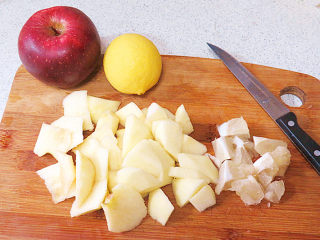 2、酸甜爽口的饮品---柠檬苹果汁,柠檬同样去皮，白的部分削干净，要么会有苦味；苹果柠檬切成小块