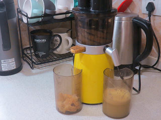 3、酸甜爽口的饮品---柠檬苹果汁,所有材料放入榨汁机内榨出汁来。苹果带渣吃最好，但偶尔调调口味也不为过吧