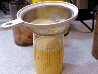 4、酸甜爽口的饮品---柠檬苹果汁,最好将榨取的汁水再过滤一遍，这样汁水无杂质，果汁更清亮，口感更细腻一些