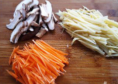 1、素鸭(家庭版),胡萝卜去皮洗净，冬笋、胡萝卜、香菇分别切成均匀细丝。