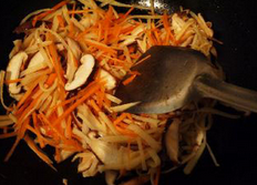 3、素鸭(家庭版),炒锅放少许油、下胡萝卜、冬笋、香菇丝一起炒熟，加少许盐调味。