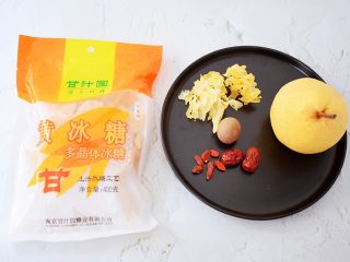 1、冰糖雪梨银耳,准备好材料