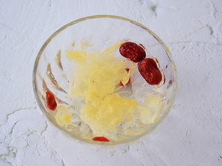 2、冰糖雪梨银耳,银耳、红枣、枸杞提前泡发备用