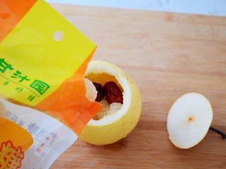 7、冰糖雪梨银耳,加入黄冰糖，我用的是甘汁园的黄冰糖，老土冰糖，颜色微黄颗粒较大，老冰糖后面会优化调整，小颗粒老冰糖，更方便储存食用。冰糖有润肺、止咳、清痰，祛火等用处。搭配食材熬煮做糖水入口清甜。