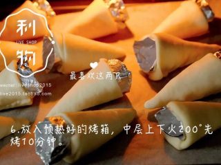 6、家庭版手握披萨,放入预热好的烤箱，中层上下火200°先烤10分钟。