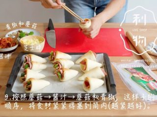 7、家庭版手握披萨,按照蘑菇、酱汁、蘑菇和青椒，这样的顺序，将食材紧紧得塞到筒内（越紧越好）。