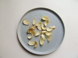 2、自制昙花蒸梨止咳露,新鲜百合掰瓣洗干净,如果是干百合要提前泡发几个小时再用