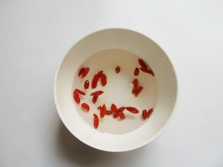 3、自制昙花蒸梨止咳露,枸杞泡几分钟