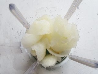 7、自制昙花蒸梨止咳露,挖出的梨肉,用榨汁机打成汁